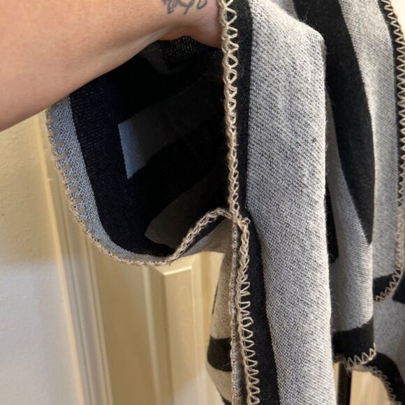 BCBGeneration Shawl Scarf Cardigan Cape OS Striped Cover Up Layer Transitional - Picture 6 of 7